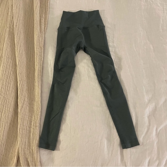 $70 Women’s Gray Alphalete Halo Leggings - Picture 5 of 9
